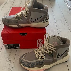 Kyrie Infinity (GS) SZ 5.5 Y